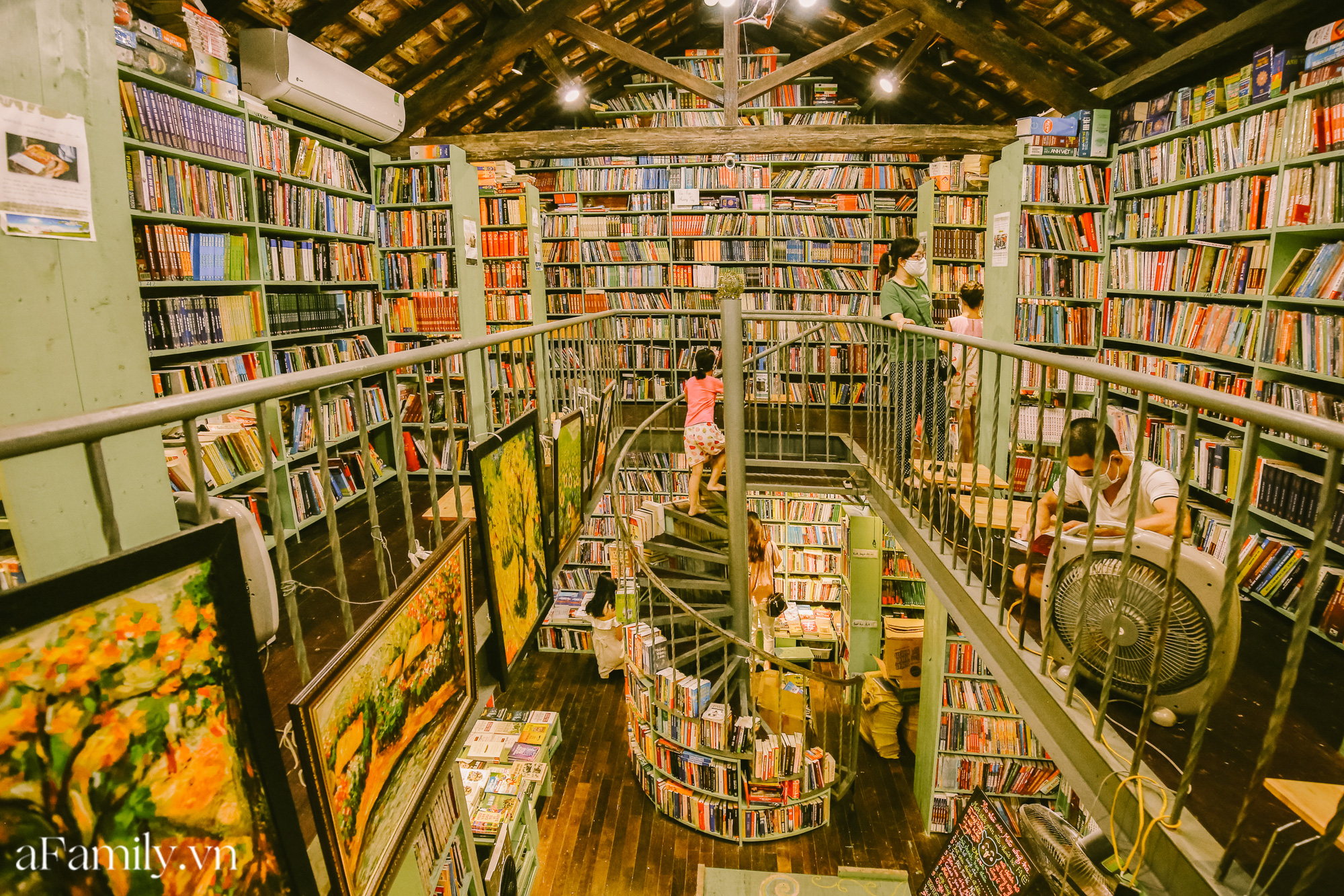 Ở con ngõ nhỏ trong phố Đinh Lễ có một tiệm sách cổ, là thiên đường của những &quot;mọt sách&quot;, cũng là địa điểm check-in cực chất cho những người thích phong cách retro - Ảnh 4.