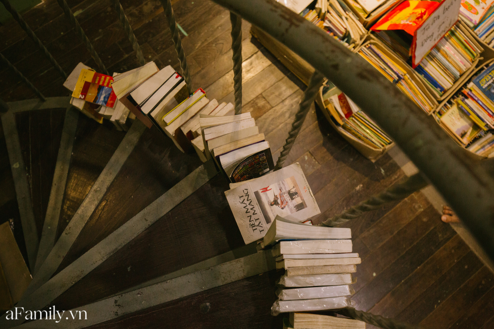 Ở con ngõ nhỏ trong phố Đinh Lễ có một tiệm sách cổ, là thiên đường của những &quot;mọt sách&quot;, cũng là địa điểm check-in cực chất cho những người thích phong cách retro - Ảnh 5.
