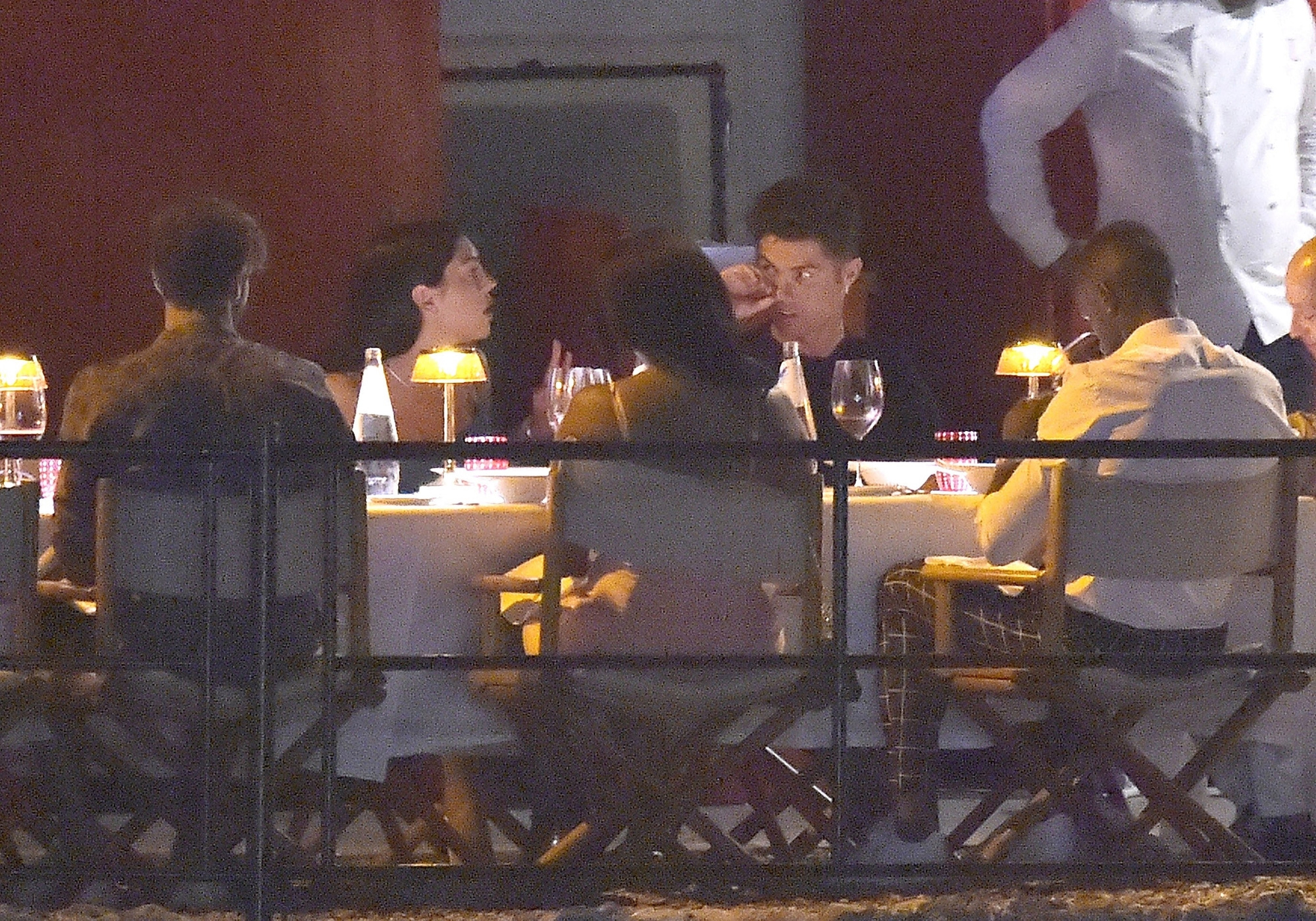 Ronaldo và bạn gái lại khiến dân tình ghen tỵ: Tay trong tay dạo biển, ăn tối lãng mạn - Ảnh 3.
