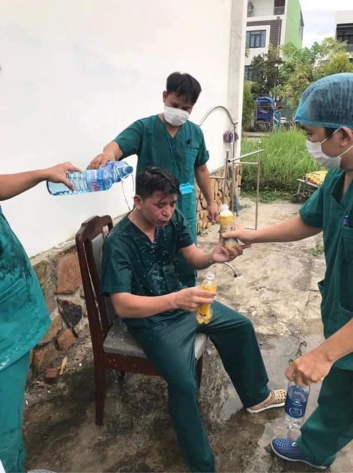 Xúc động: Nhân viên cấp cứu 115 Đà Nẵng quần áo ướt sũng, kiệt sức tới mức phải truyền nước khi căng mình chống dịch Covid-19 - Ảnh 3.