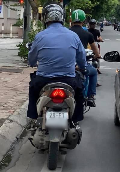 Cộng đồng mạng kiến quyết tìm cho bằng được người đàn ông chạy xe máy &quot;sờ đùi&quot; các cô gái trên đường phố Hà Nội - Ảnh 2.