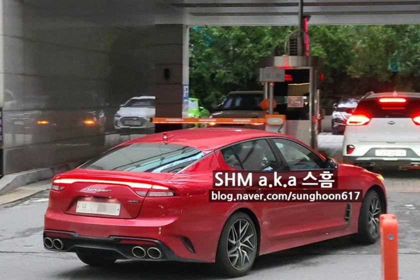 Kia Stinger 2021 lộ diện, hứa hẹn mang động cơ khủng đấu Mercedes-Benz C-Class và BMW 3-Series - Ảnh 1.