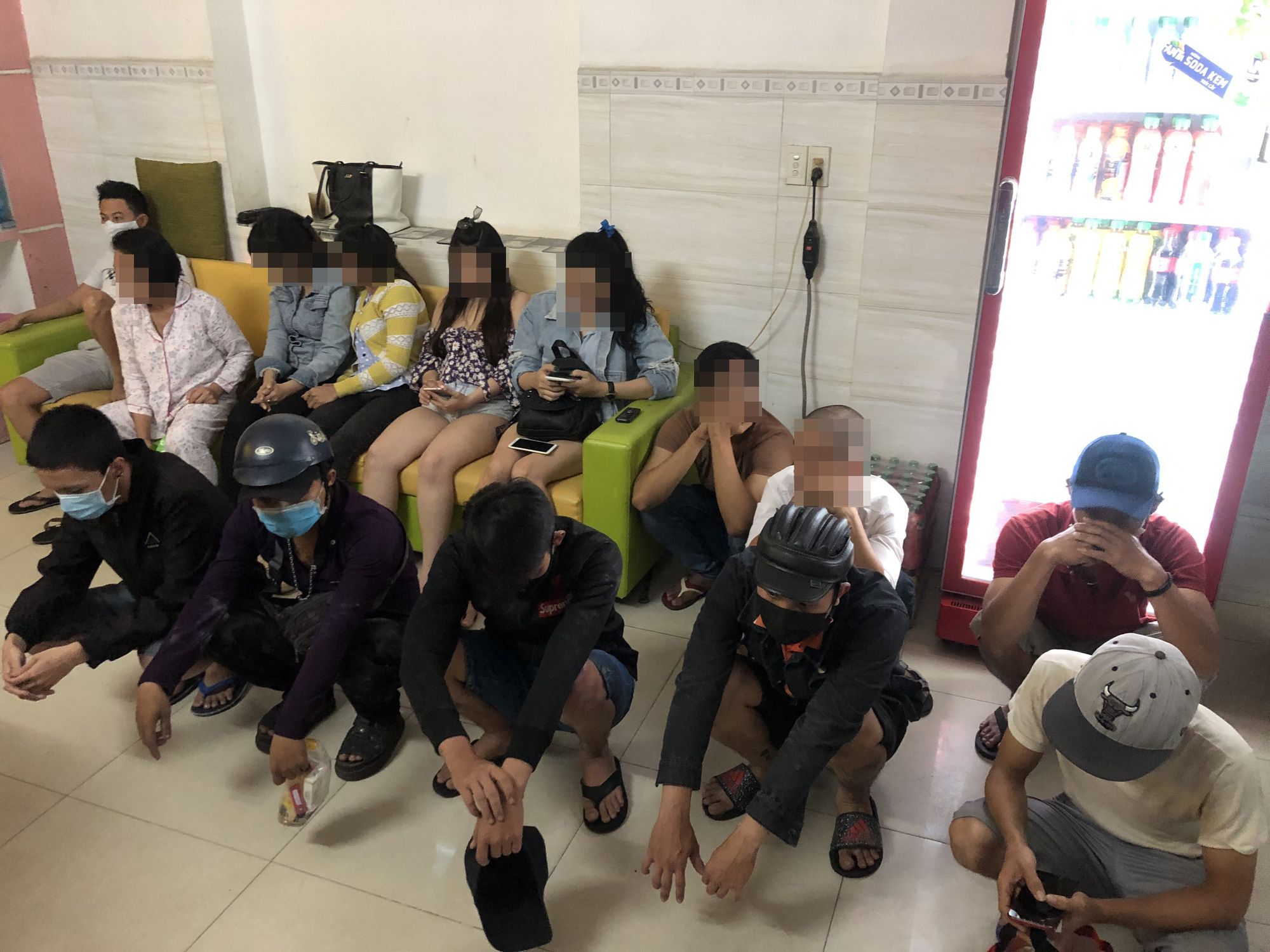 Phát hiện nhóm dân chơi thác loạn ma tuý trong khách sạn ở Sài Gòn - Ảnh 1.