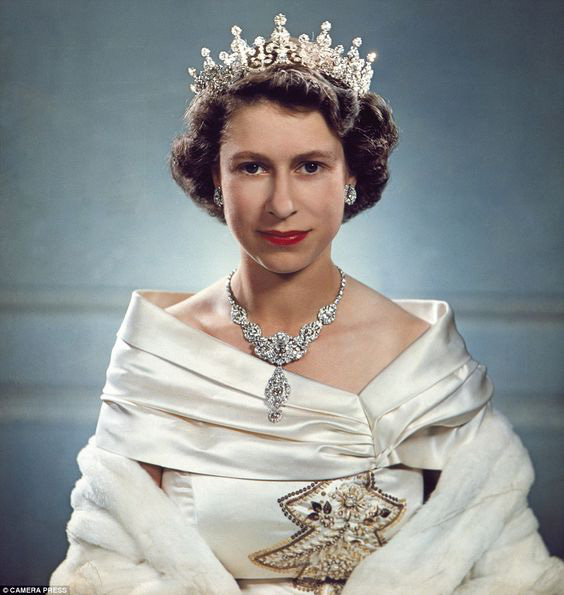 Một loạt ảnh hiếm thời trẻ của Nữ hoàng Anh cho thấy bà đích thực là &quot;tuyệt sắc giai nhân&quot; với khí chất hiếm ai sánh bằng - Ảnh 11.