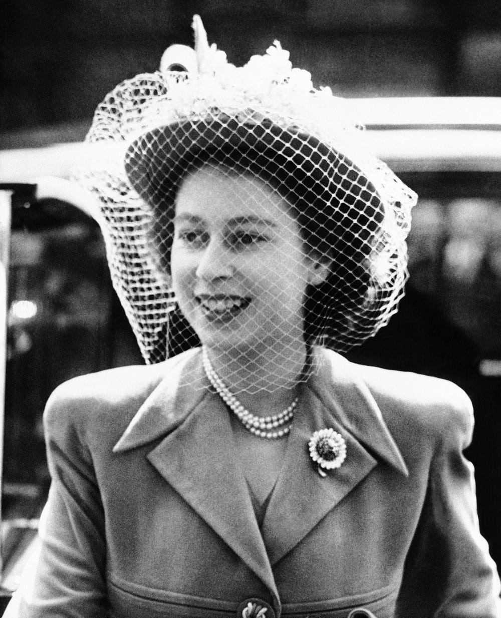 Một loạt ảnh hiếm thời trẻ của Nữ hoàng Anh cho thấy bà đích thực là &quot;tuyệt sắc giai nhân&quot; với khí chất hiếm ai sánh bằng - Ảnh 10.
