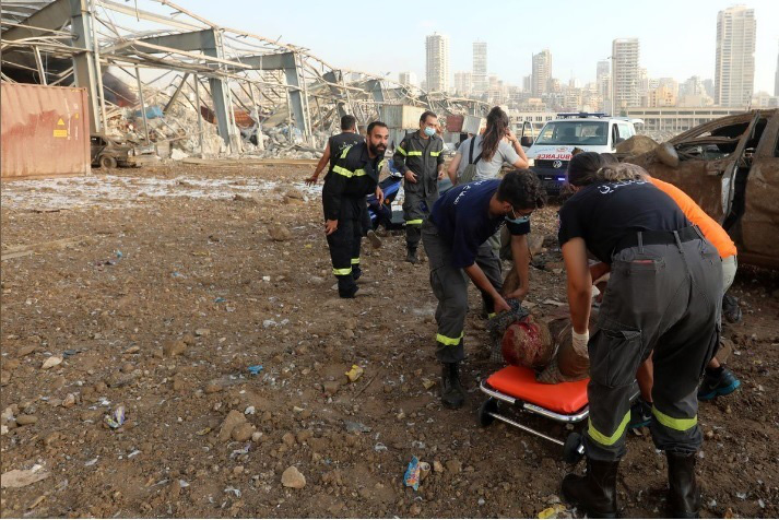 Hình ảnh gây sốc về nạn nhân kẹt dưới gầm xe nhuốm đầy máu sau vụ nổ Beirut và cái kết đầy bất ngờ - Ảnh 3.