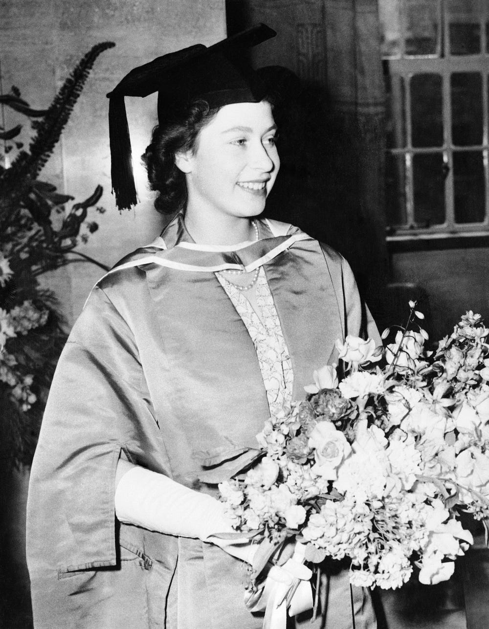 Một loạt ảnh hiếm thời trẻ của Nữ hoàng Anh cho thấy bà đích thực là &quot;tuyệt sắc giai nhân&quot; với khí chất hiếm ai sánh bằng - Ảnh 5.