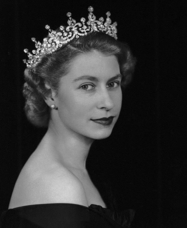 Một loạt ảnh hiếm thời trẻ của Nữ hoàng Anh cho thấy bà đích thực là &quot;tuyệt sắc giai nhân&quot; với khí chất hiếm ai sánh bằng - Ảnh 7.