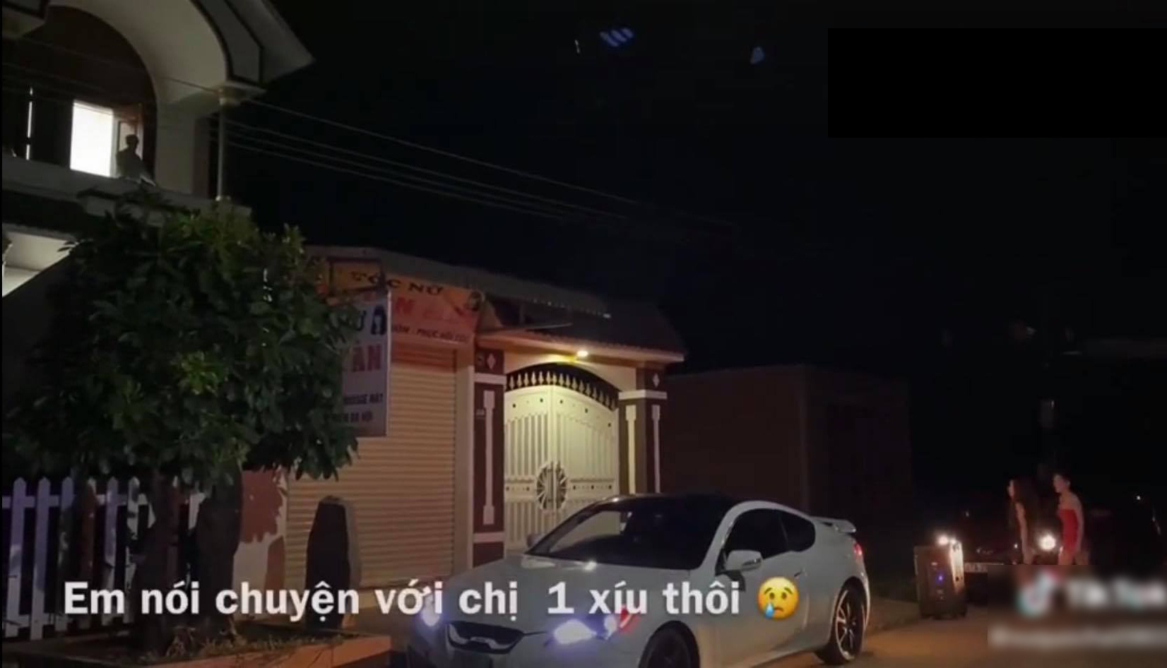 Xôn xao clip cô gái mang loa kéo đến nhà &quot;phi công trẻ&quot; hát trong đêm, đòi gặp để gửi lời xin lỗi - Ảnh 1.