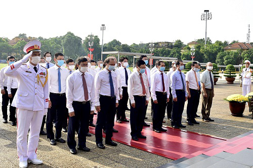 Lãnh đạo Đảng, Nhà nước vào Lăng viếng Chủ tịch Hồ Chí Minh nhân kỷ niệm 75 năm Quốc khánh 2/9 - Ảnh 5. Lãnh đạo Đảng, Nhà nước vào Lăng viếng Chủ tịch Hồ Chí Minh nhân kỷ niệm 75 năm Quốc khánh 2/9 - Ảnh 5.