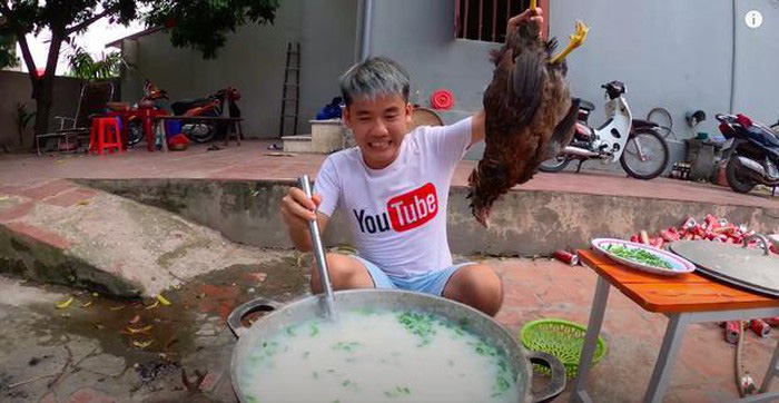 Khoảnh khắc ngượng cứng mặt của Hưng Vlog khi bị phạt 7,5 triệu vì nồi nấu cháo gà nguyên lông, dân mạng: Nồi cháo đắt nhất lịch sử  - Ảnh 2.