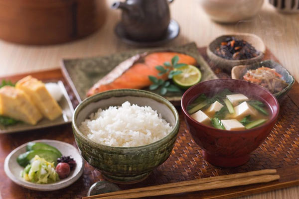 Thường xuyên ăn cơm nhưng vì sao người Nhật hiếm khi béo phì, lại còn sống thọ bậc nhất thế giới? Hóa ra cách họ tiêu thụ gạo cũng rất đáng để học tập - Ảnh 1.