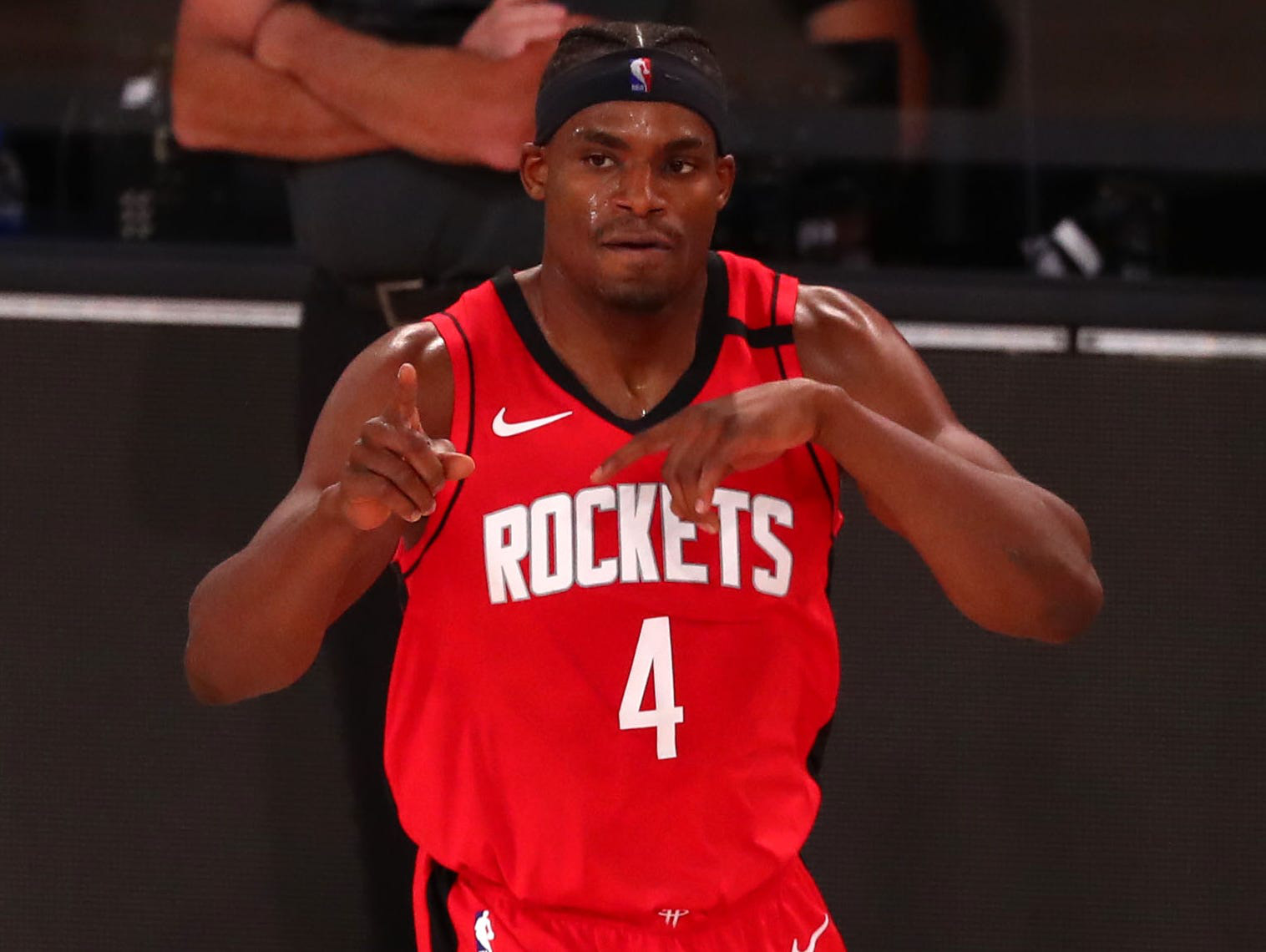 Hậu quả sau &quot;đêm vui vẻ&quot; với nữ nhân viên kiểm dịch, ngôi sao của Houston Rockets sớm nói lời chia tay với NBA Playoffs 2020 - Ảnh 1.