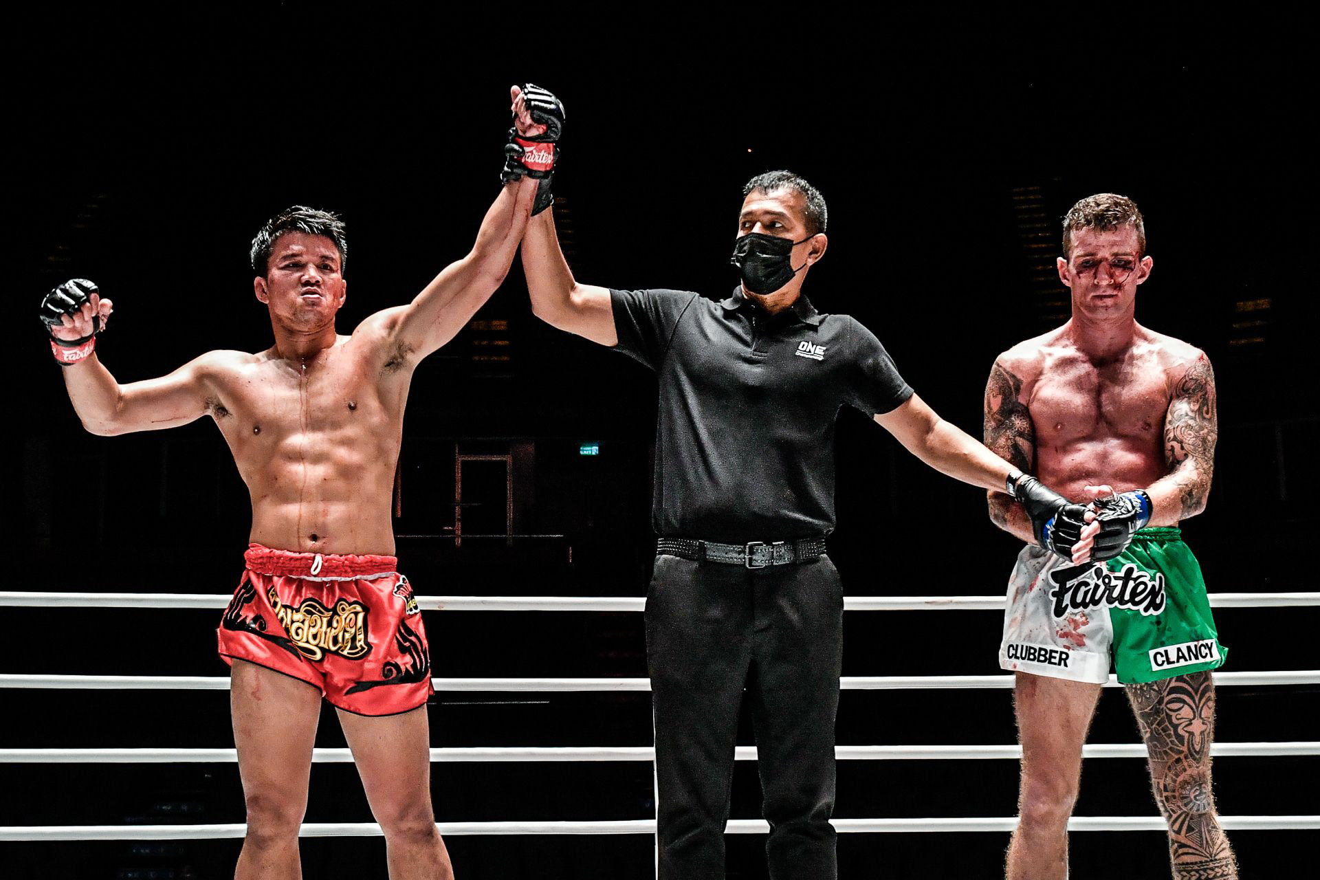 Pongsiri Saenchai đánh bại Sean Clancy trong trận đấu của những nhà vô địch Muay Thái thế giới - Ảnh 8.