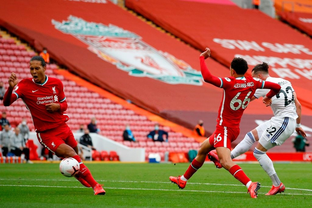 Cú sốc suýt xảy ra ngày mở màn Ngoại hạng Anh: ĐKVĐ Liverpool thắng thót tim đối thủ tân binh ở trận cầu 7 bàn thắng - Ảnh 3.