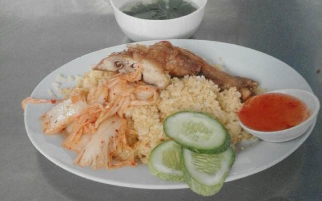 Tố quán cơm gà "chặt chém" 180.000 đồng/dĩa; 30.000 đồng/3 lát dưa leo, cô gái vừa bị công kích vừa nhận được sự đồng cảm của nhiều người, đâu mới là sự thật? - Ảnh 1.