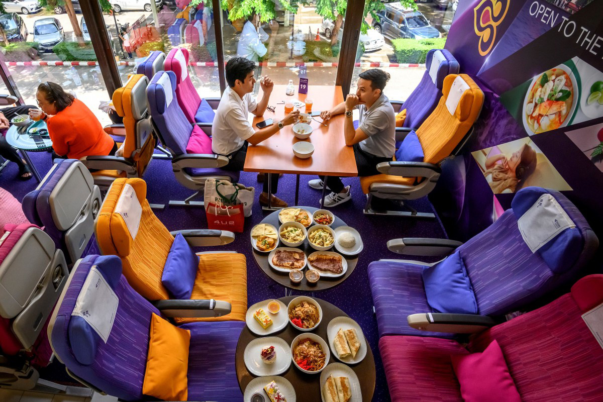 Thái Lan: Biến máy bay thành quán cà phê, có tiếp viên phục vụ để khách hàng đỡ nhớ cảm giác đi du lịch - Ảnh 3.