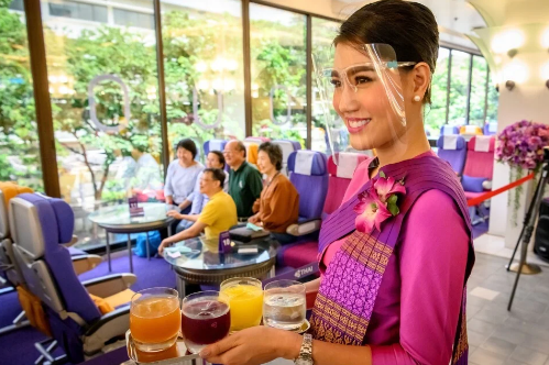 Thái Lan: Biến máy bay thành quán cà phê, có tiếp viên phục vụ để khách hàng đỡ nhớ cảm giác đi du lịch - Ảnh 4.