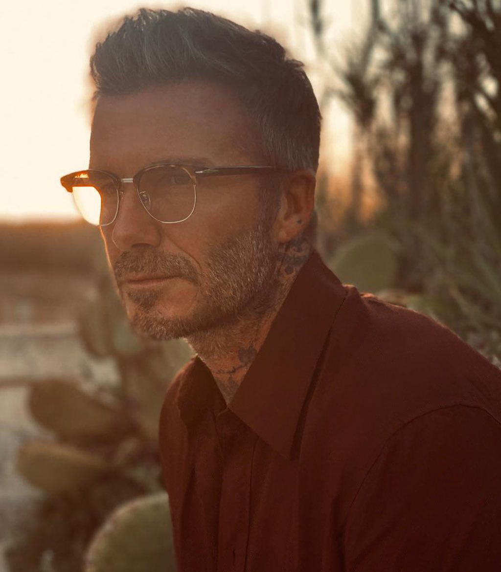 Đăng ảnh ở tuổi 45 do chính cậu cả Brooklyn chụp, David Beckham khiến các fan &quot;điên đảo&quot; vì vẻ nam tính khó cưỡng - Ảnh 1.