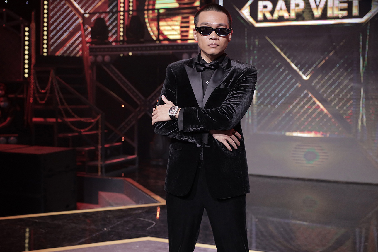 Lầy lội như Wowy: Định không mặc gì ngoài quần bơi, chỉ lấy hộp giấy che đi quay Rap Việt - Ảnh 1.