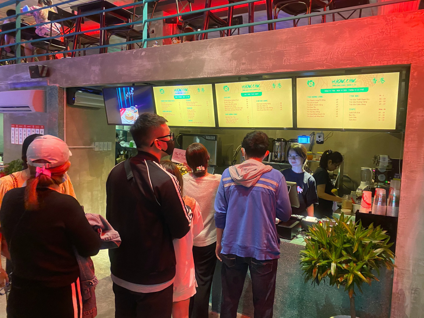 Kỳ lạ dân Sài Gòn nửa đêm xếp hàng ăn món Hoa - Ảnh 1.