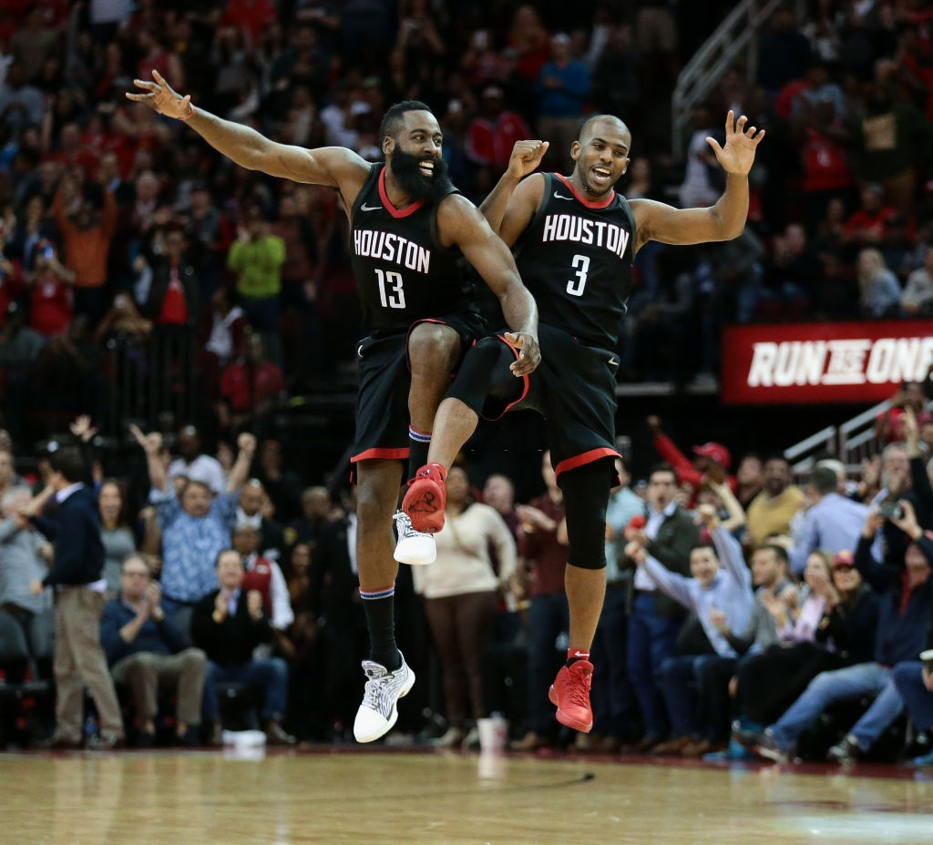 Thực hư đằng sau bức ảnh James Harden và Chris Paul trao nhau &quot;ánh mắt hình viên đạn&quot; - Ảnh 2.