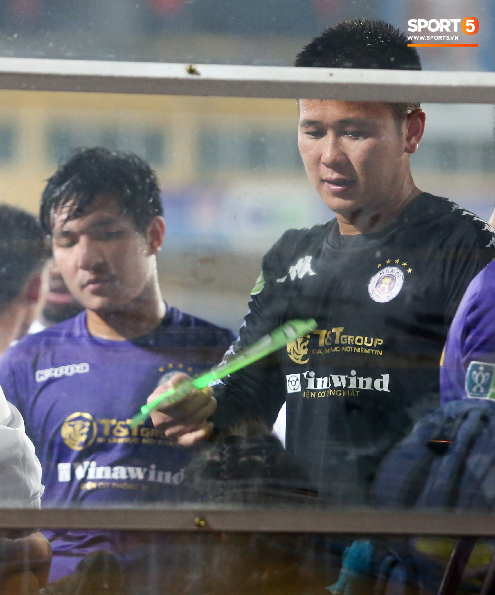 Hình ảnh đàn anh Duy Mạnh cần mẫn đứng quạt cho vợ và con gái, mặc kệ đồng đội ở Hà Nội FC ăn mừng - Ảnh 2. Hình ảnh đàn anh Duy Mạnh cần mẫn đứng quạt cho vợ và con gái, mặc kệ đồng đội ở Hà Nội FC ăn mừng - Ảnh 2.