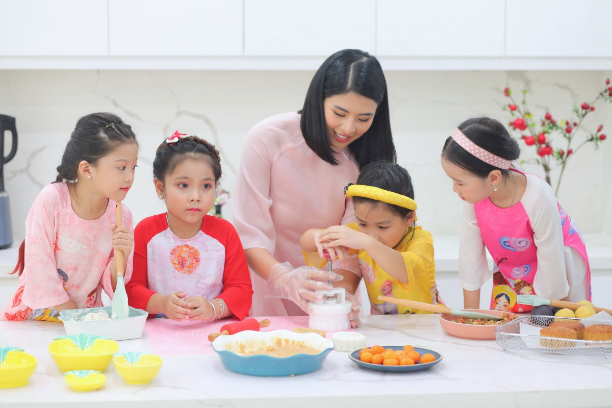 Hoa hậu Ngọc Hân làm bánh trung thu tặng người thân - Ảnh 8. Hoa hậu Ngọc Hân làm bánh trung thu tặng người thân - Ảnh 8.