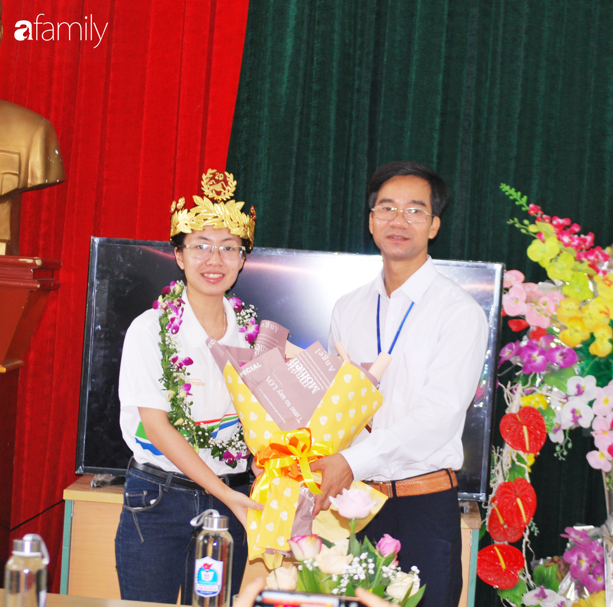 Thầy Vũ Đắc Toàn - hiệu trưởng trường THPT Kim Sơn A trao tặng bó hoa tươi thắm cho nữ sinh Nguyễn Thị Thu Hằng
