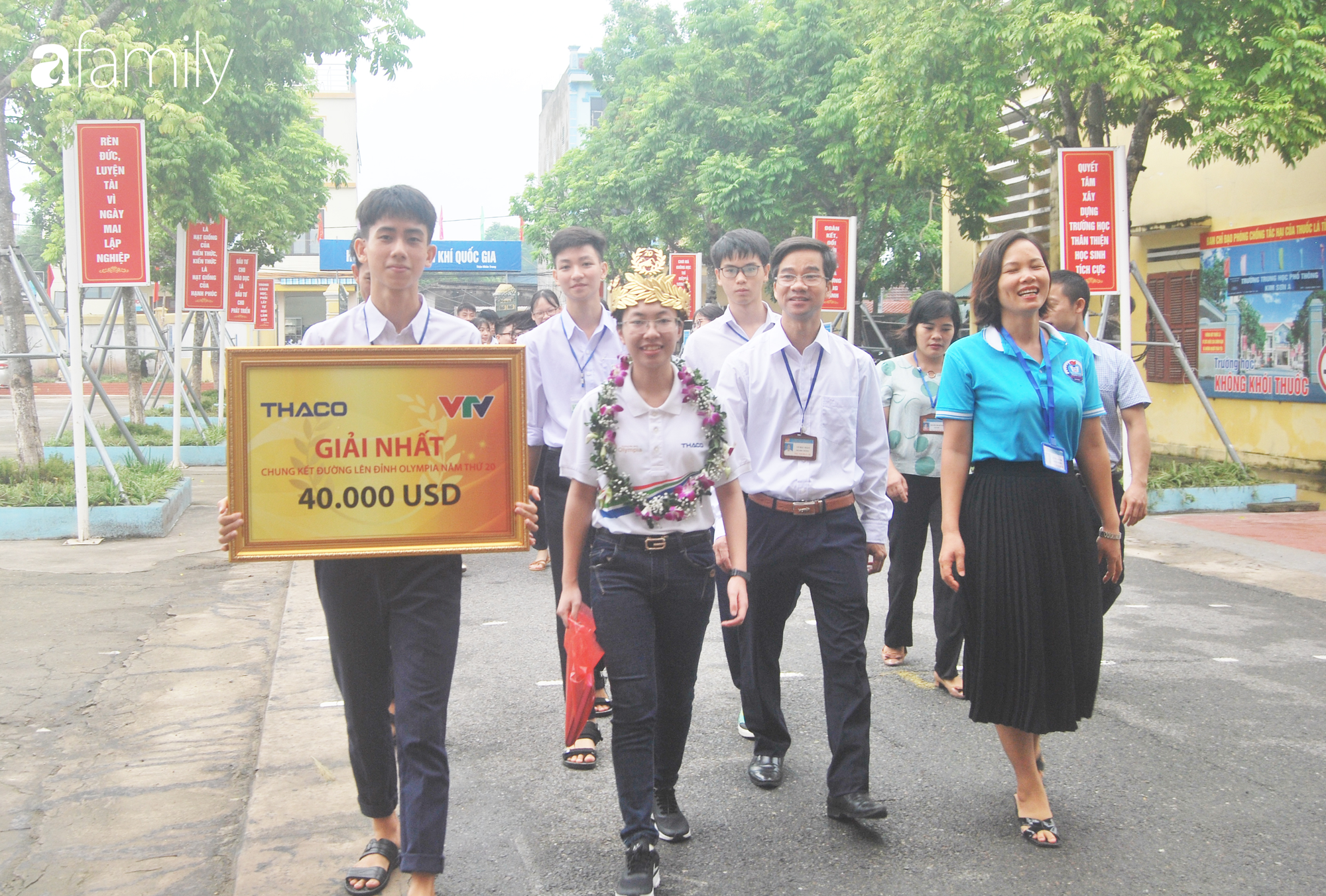 Nữ sinh được lãnh đao nhà trường cùng bạn bè đón trở lại trường