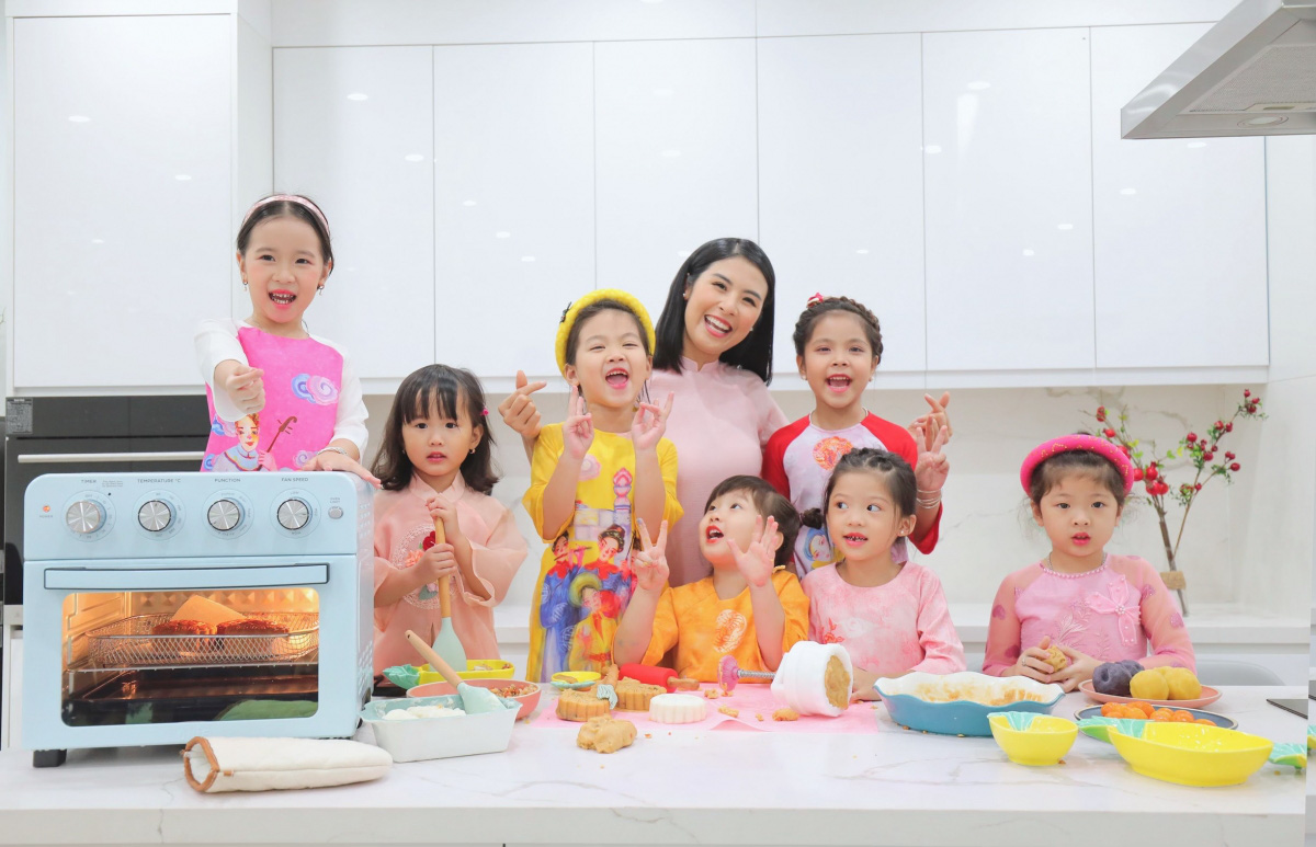Hoa hậu Ngọc Hân làm bánh trung thu tặng người thân - Ảnh 10. Hoa hậu Ngọc Hân làm bánh trung thu tặng người thân - Ảnh 10.