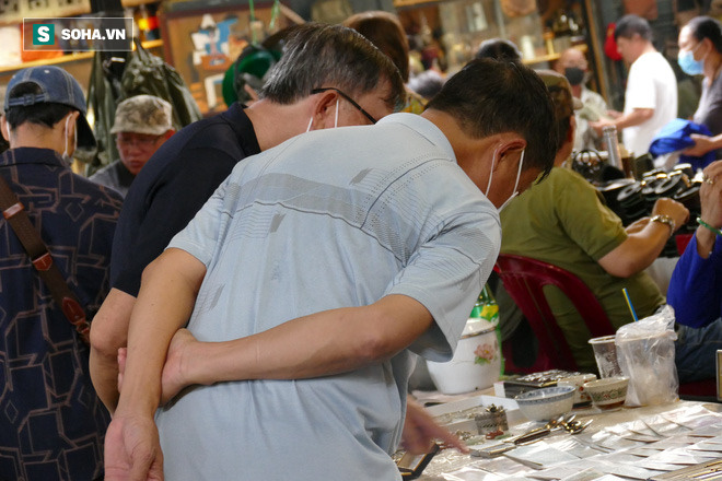 Hàng xách tay từ nước ngoài bị ngưng trệ, dân buôn ở chợ đồ cổ nổi tiếng bậc nhất Sài Gòn đói hàng - Ảnh 2.