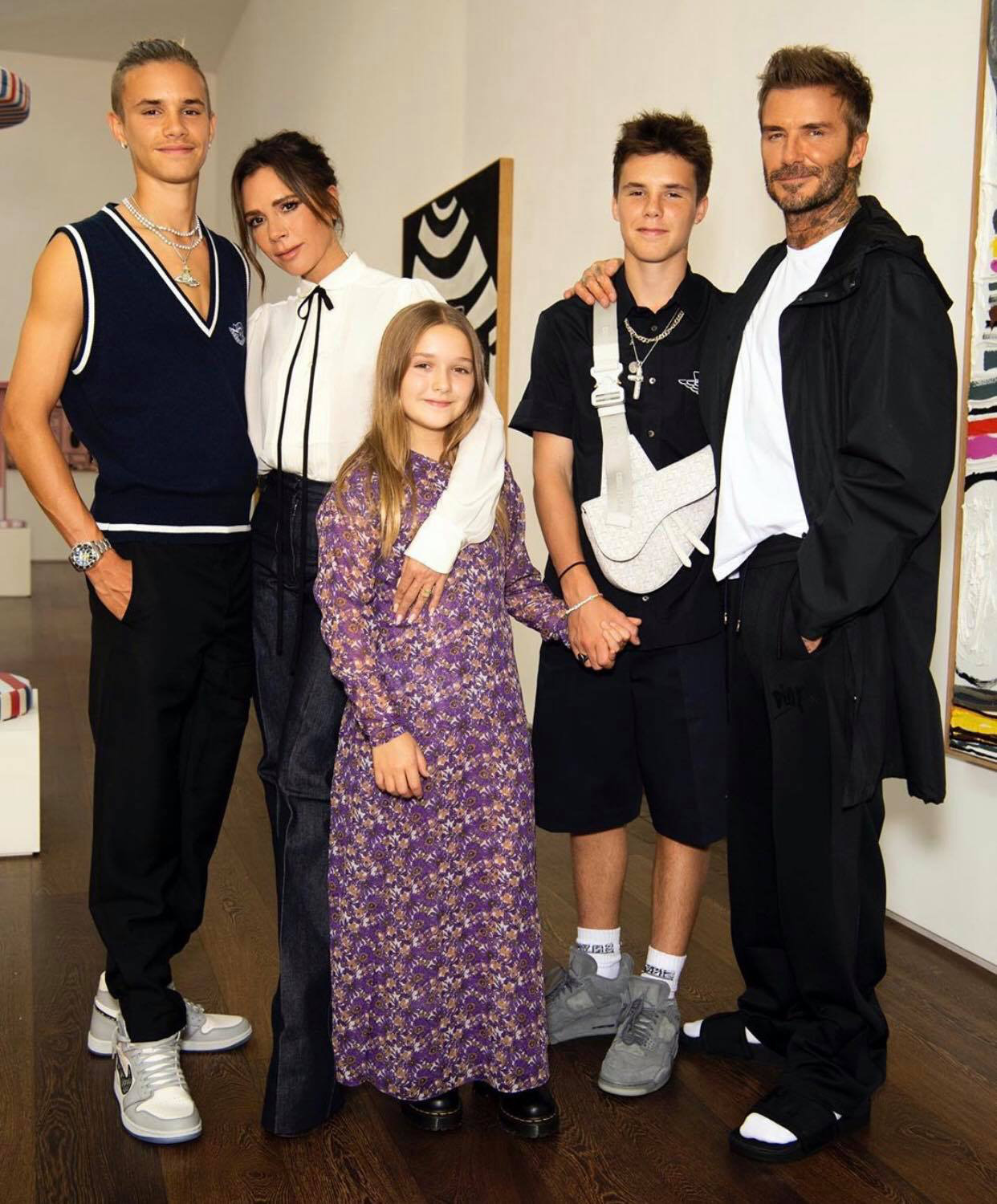 Cả nhà Beckham diện đồ cùng tone nhưng Harper lại chiếm trọn spotlight với bộ đầm hoa hòe bánh bèo - Ảnh 2. Cả nhà Beckham diện đồ cùng tone nhưng Harper lại chiếm trọn spotlight với bộ đầm hoa hòe bánh bèo - Ảnh 2.