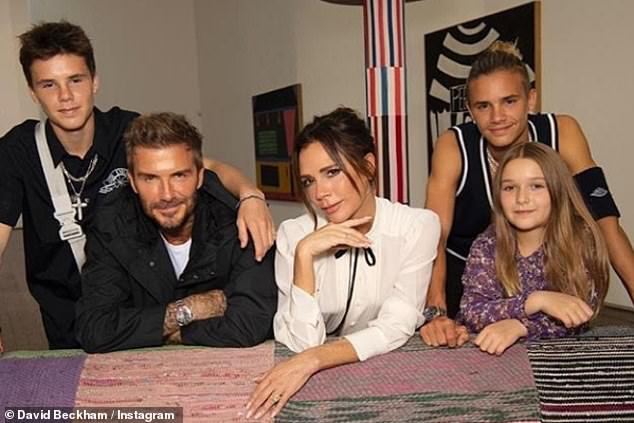 Cả nhà Beckham diện đồ cùng tone nhưng Harper lại chiếm trọn spotlight với bộ đầm hoa hòe bánh bèo - Ảnh 4. Cả nhà Beckham diện đồ cùng tone nhưng Harper lại chiếm trọn spotlight với bộ đầm hoa hòe bánh bèo - Ảnh 4.