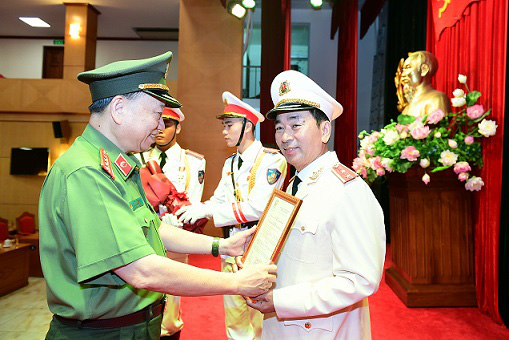 Thăng hàm Trung tướng đối với Thứ trưởng Bộ Công an Trần Quốc Tỏ - Ảnh 1.