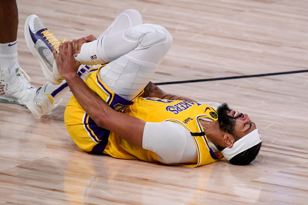 Dính chấn thương cổ chân, sao Los Angeles Lakers bỏ ngỏ khả năng thi đấu ở game 5: Điềm báo cho kịch bản &quot;lật kèo&quot; của Denver Nuggets? - Ảnh 1.