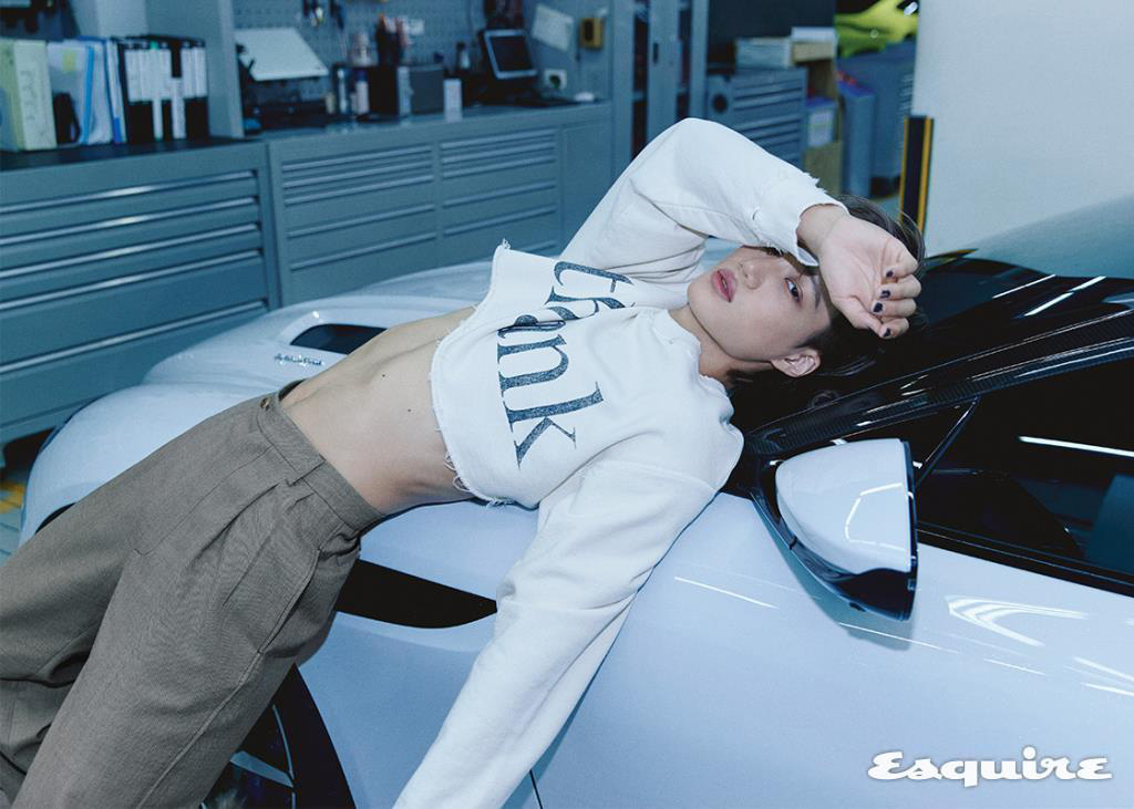 Kai (EXO) gây choáng với bộ ảnh tạp chí mới: Diện áo croptop khoe eo, mặc váy cùng phụ kiện bánh bèo sao cứ sai sai - Ảnh 3.