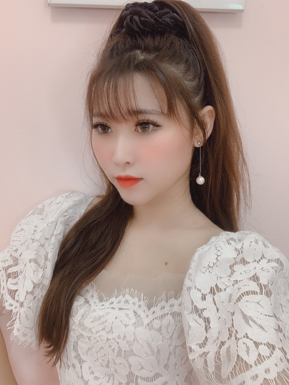 Truy tìm danh tính cô giáo dạy nhạc xinh như hotgirl - Ảnh 2.