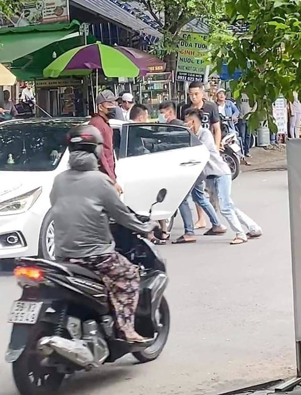 Bắt nhóm giang hồ “bắt cóc” người đàn ông, đập phá xe ô tô tại khu dân cư Cityland ở Sài Gòn - Ảnh 2.