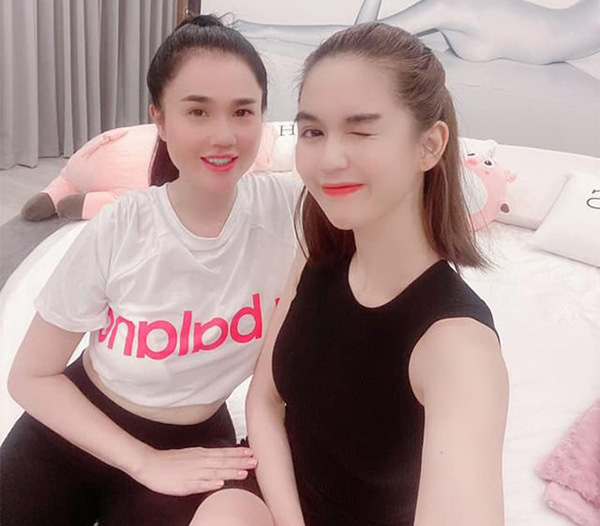 Chị gái Ngọc Trinh mạnh bạo vén áo khoe bụng sau 8 tháng sinh con, dân tình nhìn thấy mà choáng váng - Ảnh 1.