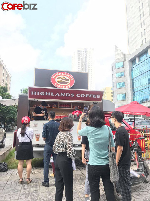 Highlands Coffee đổ bộ đường phố Hà Nội: Đầu tư hẳn ô tô lưu động, giá rẻ hơn 16.000 đồng - Ảnh 1.