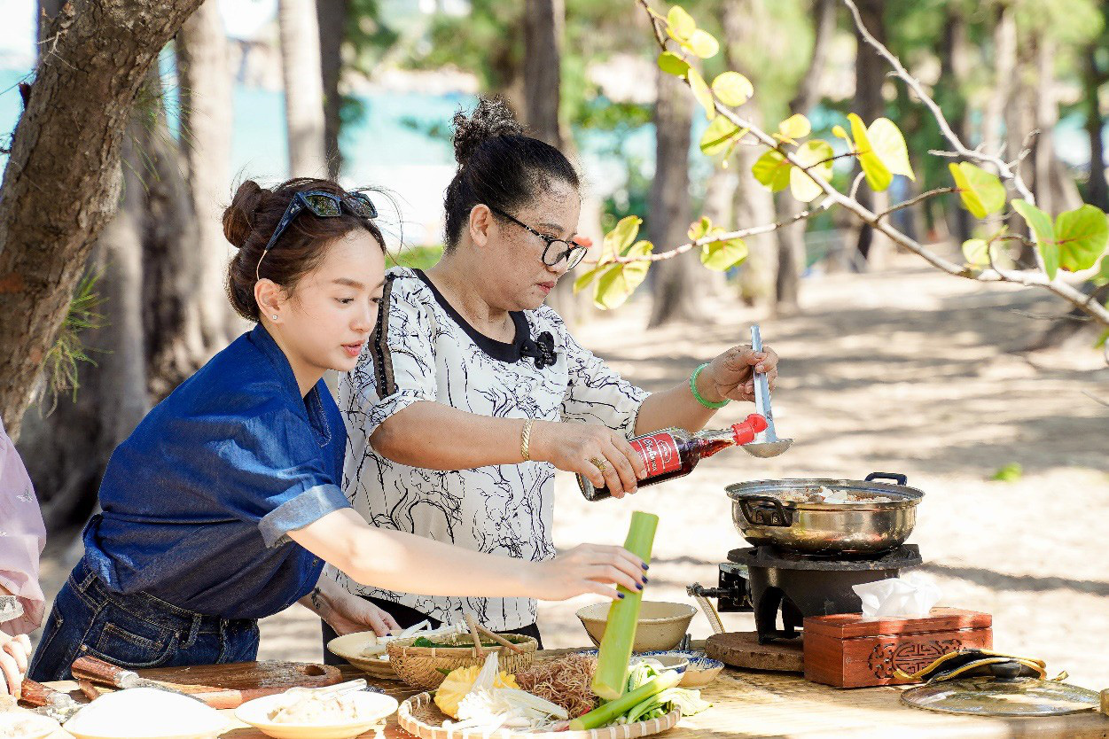 Mạc Văn Khoa cùng dàn nghệ sĩ học bí quyết làm gỏi sứa - lẩu sứa Bình Định ngon đúng điệu - Ảnh 2.