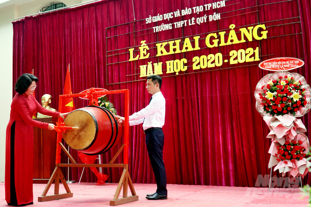 Phó Chủ tịch nước Đặng Thị Ngọc Thịnh đánh trống khai giảng tại ngôi trường 146 năm tuổi - Ảnh 1. Phó Chủ tịch nước Đặng Thị Ngọc Thịnh đánh trống khai giảng tại ngôi trường 146 năm tuổi - Ảnh 1.