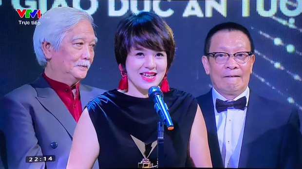 VTV Awards 2020: BTV Diễm Quỳnh rạng rỡ khoe ảnh cùng đàn em, BTV Hoài Anh xuất hiện với vai trò mới, nhìn cả hai chẳng ai đoán ra tuổi - Ảnh 1.