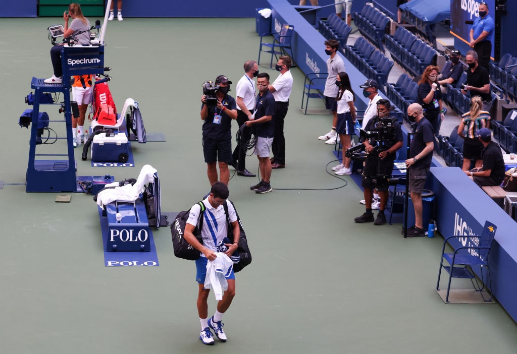 Drama gây sốc ở US Open: Djokovic bị xử thua ngay lập tức vì đánh bóng mạnh vào nữ trọng tài - Ảnh 7.