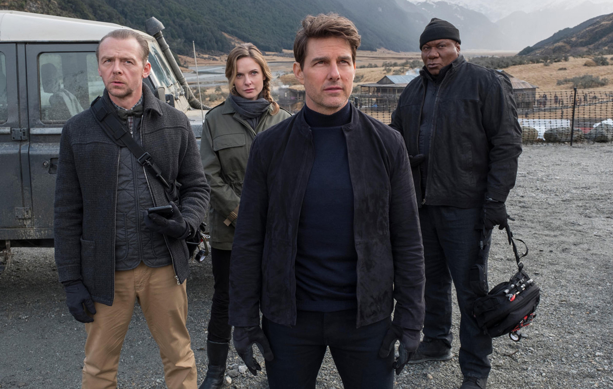 Tom Cruise lao xe khỏi vách núi ở hậu trường Mission: Impossible 7, xem mà thót tim luôn á! - Ảnh 1.