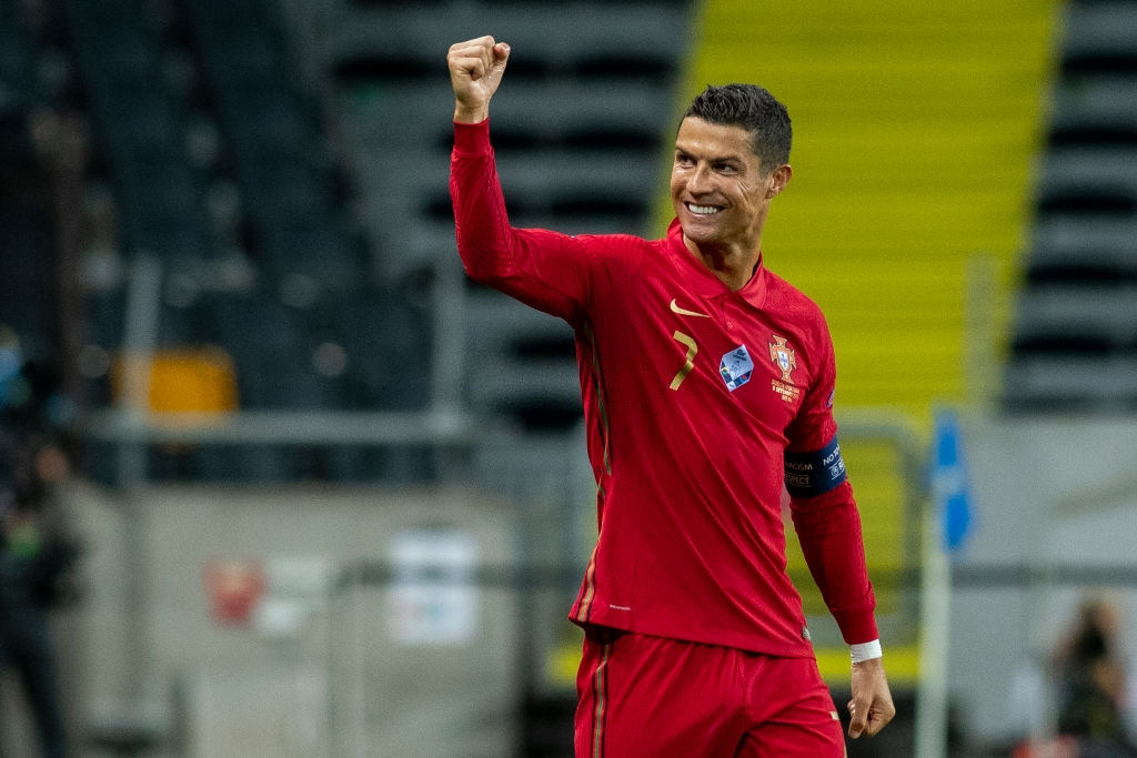 Ronaldo ghi cú đúp &quot;siêu phẩm&quot;, chính thức lập cột mốc bàn thắng vô tiền khoáng hậu - Ảnh 1.