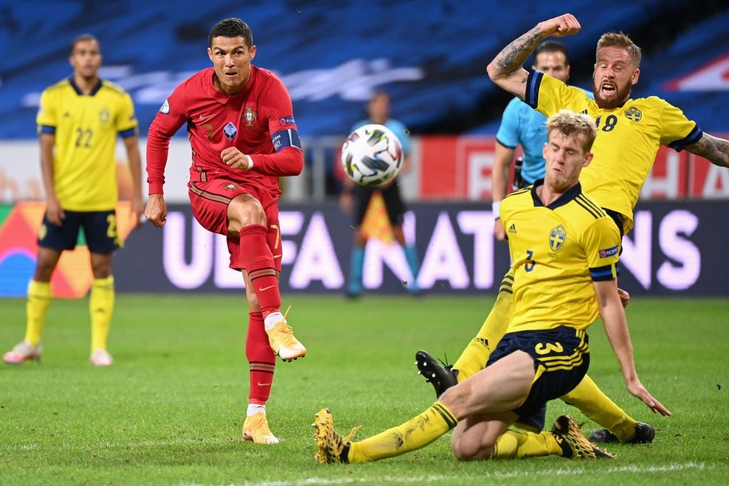 Ronaldo ghi cú đúp &quot;siêu phẩm&quot;, chính thức lập cột mốc bàn thắng vô tiền khoáng hậu - Ảnh 3.