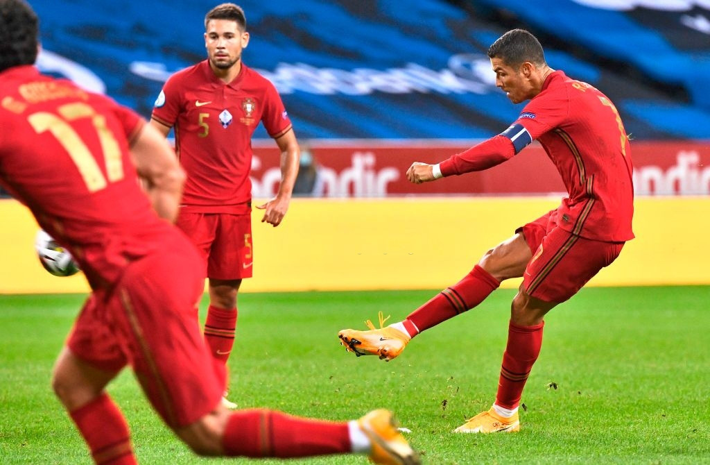 Ronaldo ghi cú đúp &quot;siêu phẩm&quot;, chính thức lập cột mốc bàn thắng vô tiền khoáng hậu - Ảnh 4.