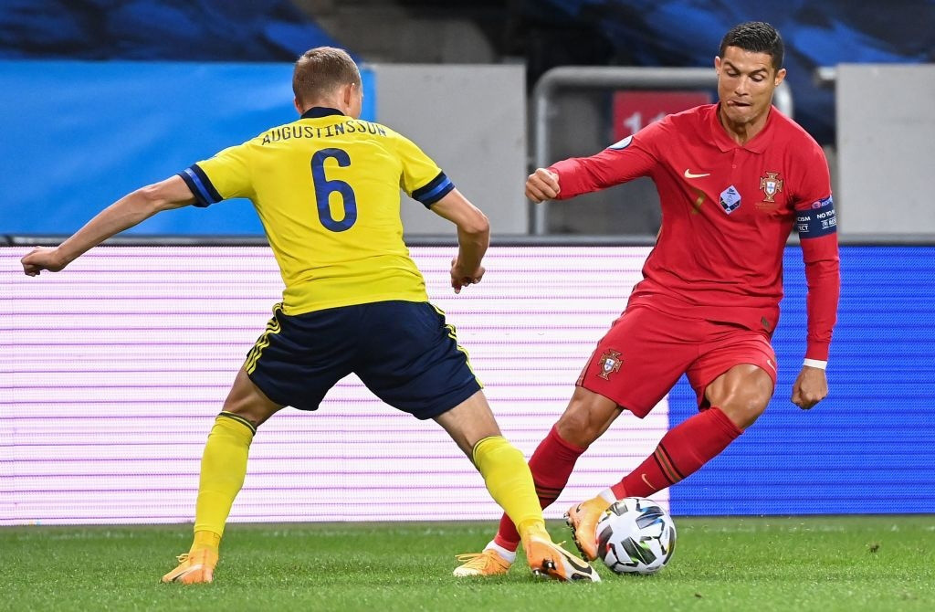 Ronaldo ghi cú đúp &quot;siêu phẩm&quot;, chính thức lập cột mốc bàn thắng vô tiền khoáng hậu - Ảnh 2.